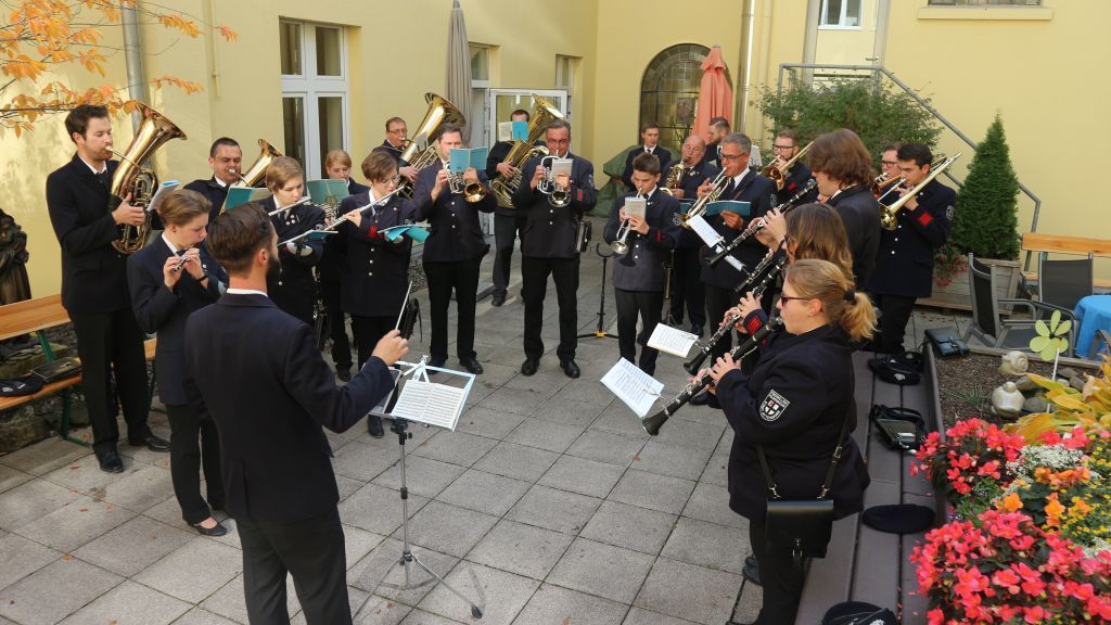 Im Innenhof des Franziskaner-Hofes spielte der Musikzug der Freiwilligen Feuerwehr Attendorn auf. von privat