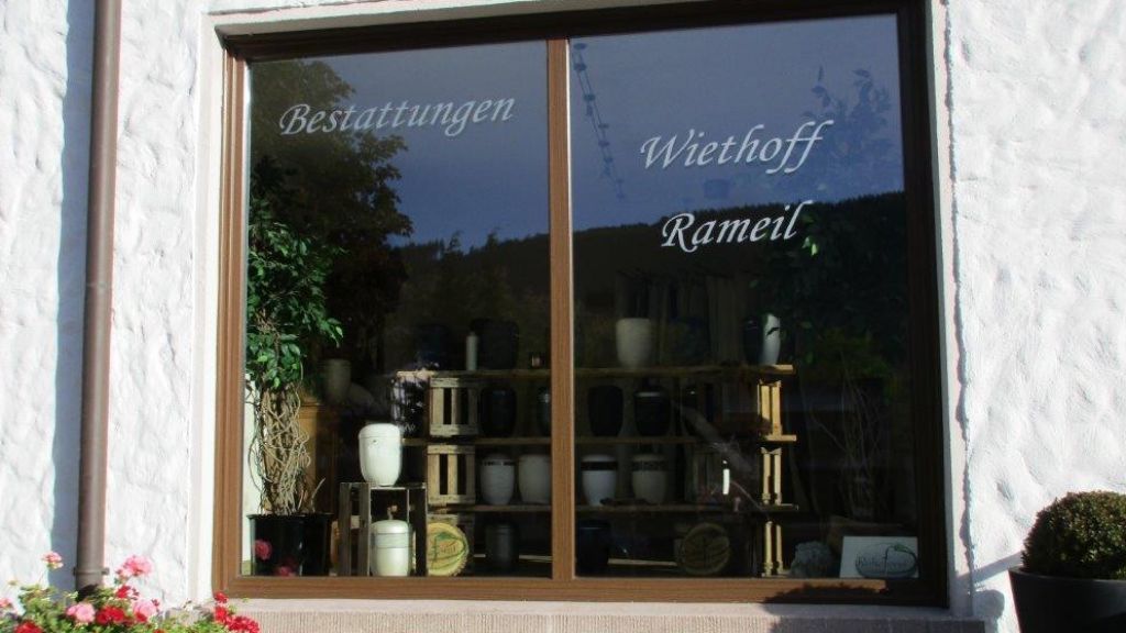 Wiethoff Bestattungen beraten, betreuen und begleiten trauernde Angehörige im Todesfall. von privat