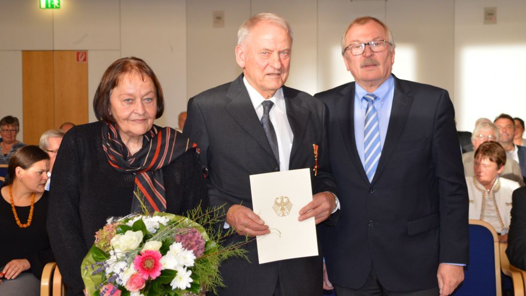 Engelbert Stens (Mitte), begleitet von Ehefrau Hildegard, wurde von Landrat Frank Beckehoff das Verdienstkreuz am Bande des Verdienstordens verliehen. von Barbara Sander-Graetz
