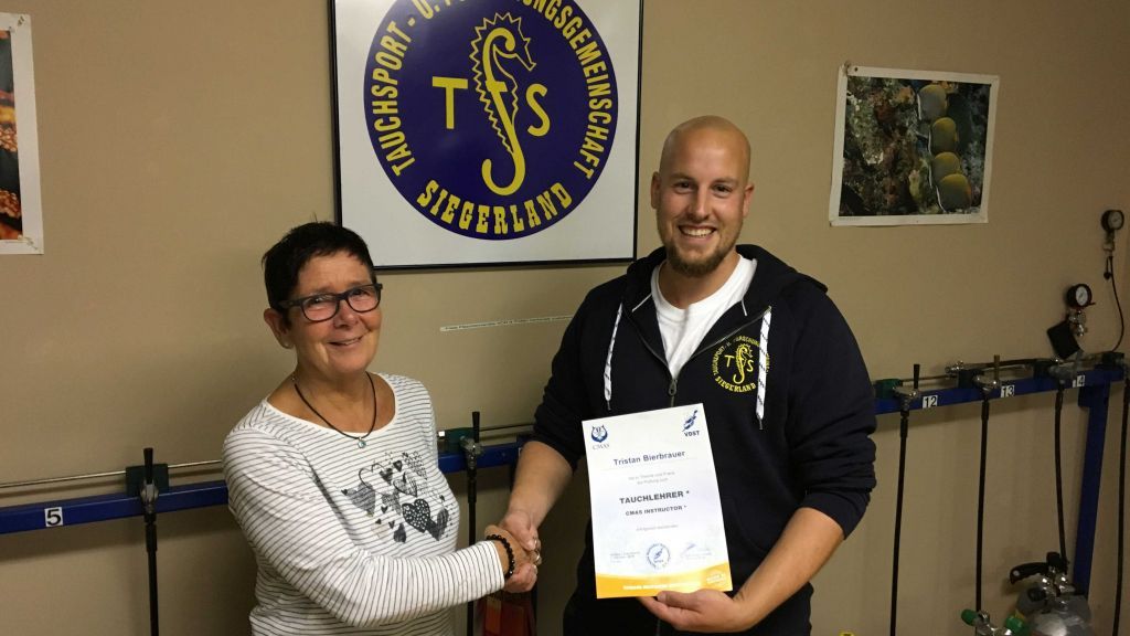 Die zweite Vorsitzende Gerlinde Moos gratuliert Tristan Bierbrauer zur bestandenen Tauchlehrerprüfung. von privat