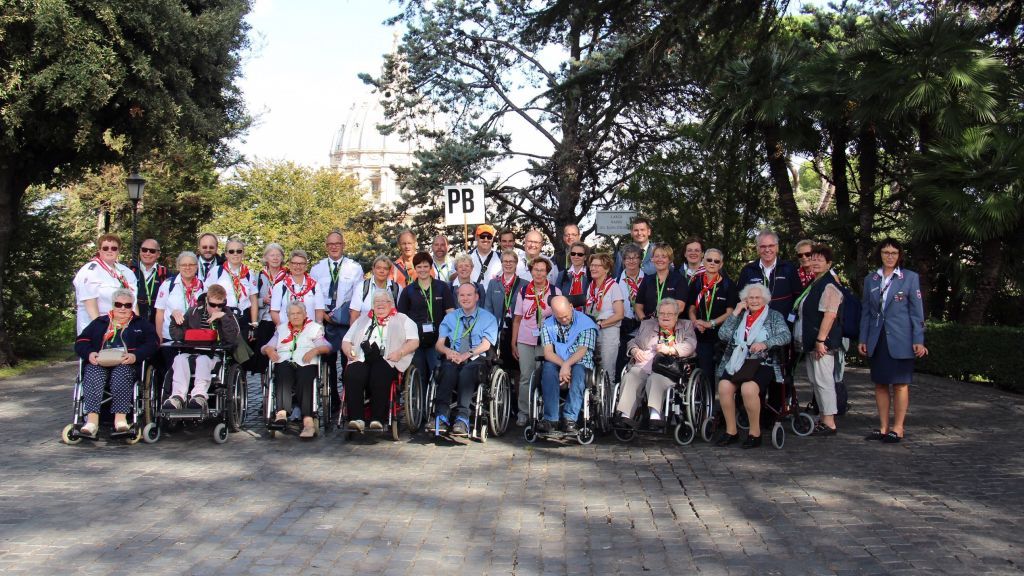 Gruppenfoto der Paderborner Pilgergruppe in den Vatikanischen Gärten. von Malteser