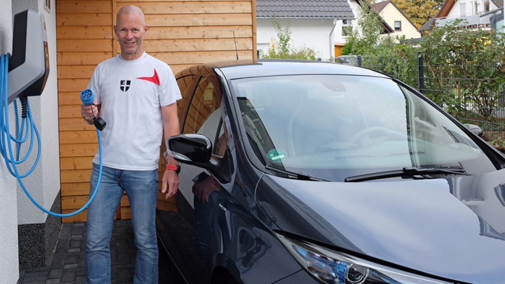 Rolf Kaufmann lädt mit der Wallbox von Bigge Energie sein E-Auto sicher auf. von © BIGGE ENERGIE