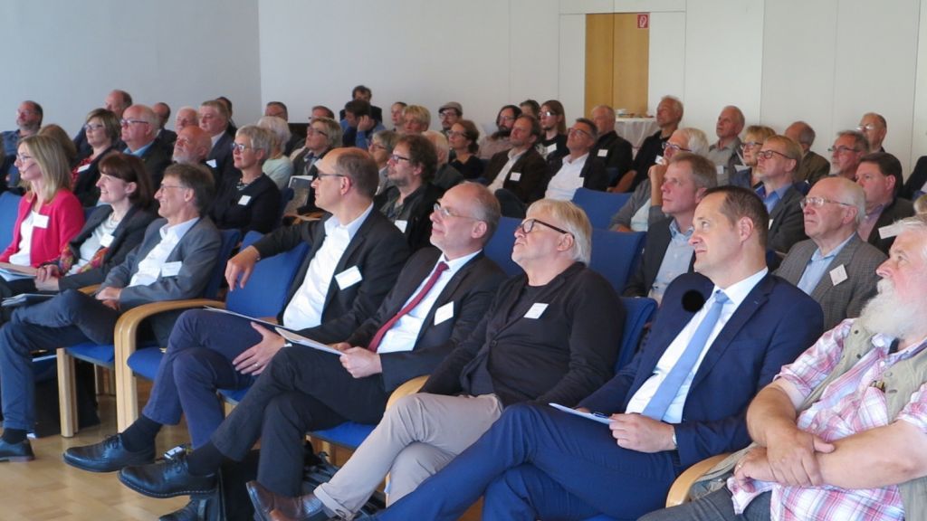 Mehr als 80 Teilnehmende verfolgten interessiert die Vorträge und Diskussionen zum Thema Denkmalpflege und Denkmalschutz. von Markus Arens