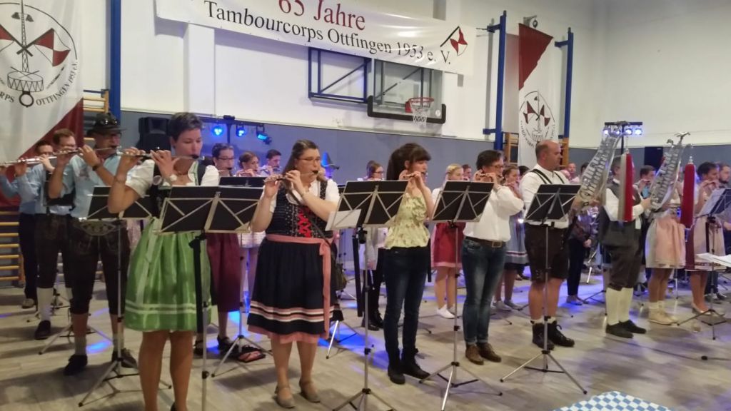 Das Tambourcorps Ottfingen eröffnete anlässlich seines 65-jährigen Bestehens das Oktoberfest. von privat