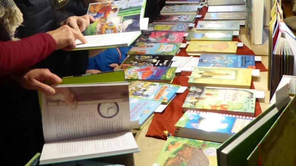 Die Bücherei Dünschede lädt zur Weihnachtsbuch-Ausstellung  ein. von Symbol Rüdiger Kahlke
