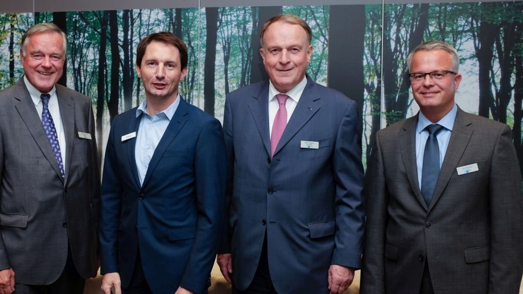 Klaus Gräbener, Felix G. Hensel, Holger Köster, Walter Viegener und Jost Schneider (von links) loben das Projekt „Internationale Schule“. von IHK Siegen