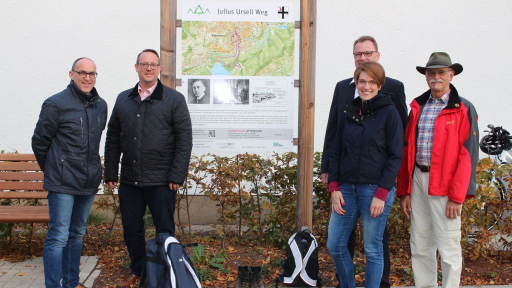 Sie laden zur Eröffnung des Julius Ursell Weges am 28. Oktober 2018 ein, von links: Tom Kleine (Initiative „Jüdisch in Attendorn“), Ralf Warias und Egon Mester (Volksbank Bigge-Lenne) sowie Susanne Schnatz (Stadtmarketing und Tourismus der Hansestadt Attendorn) und Gerhard Benninghaus (SGV-Abteilung Attendorn). von privat