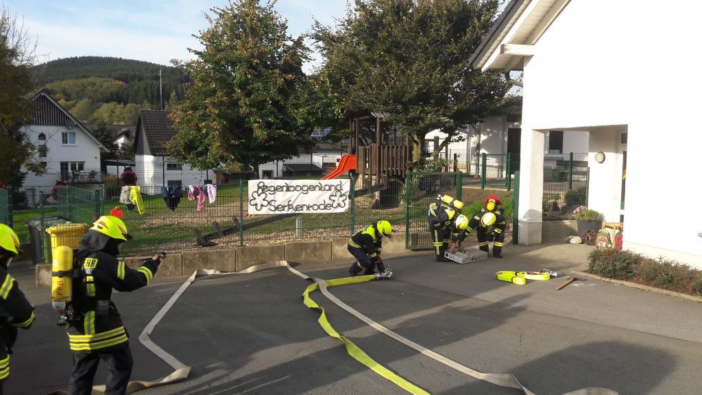 Der Kindergarten und die Feuerwehr in Serkenrode übten den Ernstfall. von privat