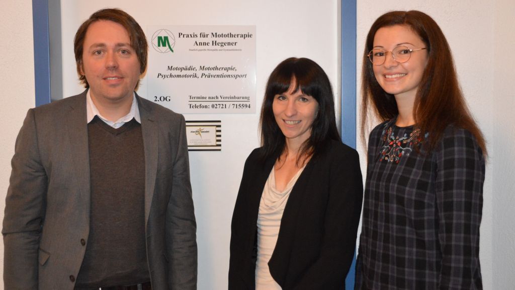 DRK Geschäftsführer Daniel Gerk (links) und Kirsten Gräwe (rechts) von der DRK Frühförderstelle „Impuls“ freuen sich auf die Zusammenarbeit mit Motopädin Anne Hegener. von Barbara Sander-Graetz