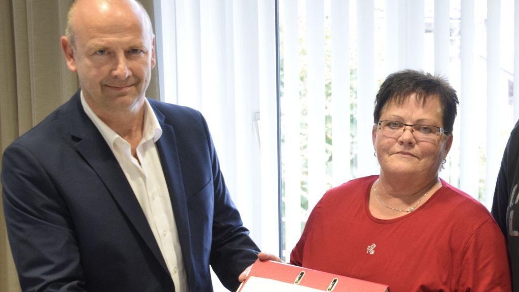 Renate Kraume bei der Übergabe der bis Mitte September gesammelten Unterschriften an Bürgermeister Andreas Reinéry. von Sven Prillwitz