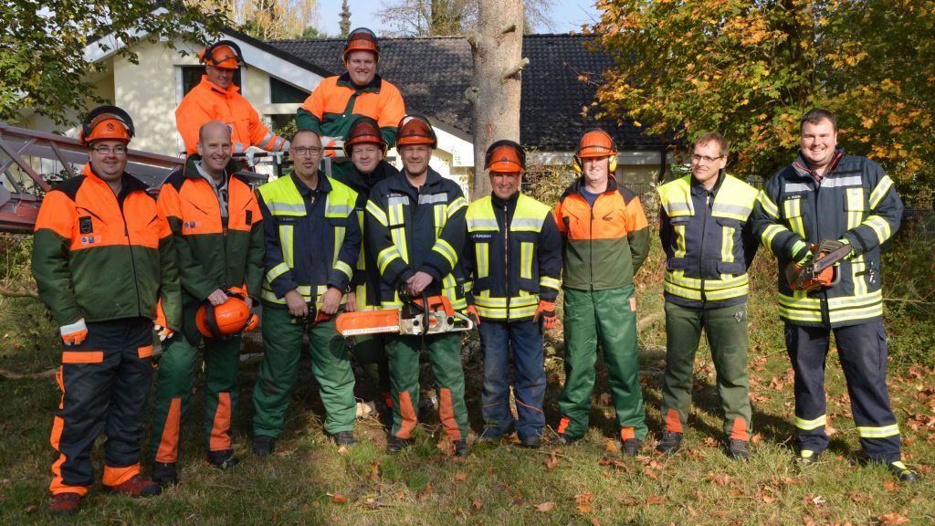 Die Teilnehmer des ersten Lehrgangs „technische Hilfe Wald“ bei der Feuerwehr in der Gemeinde Finnentrop. von Barbara Sander-Graetz