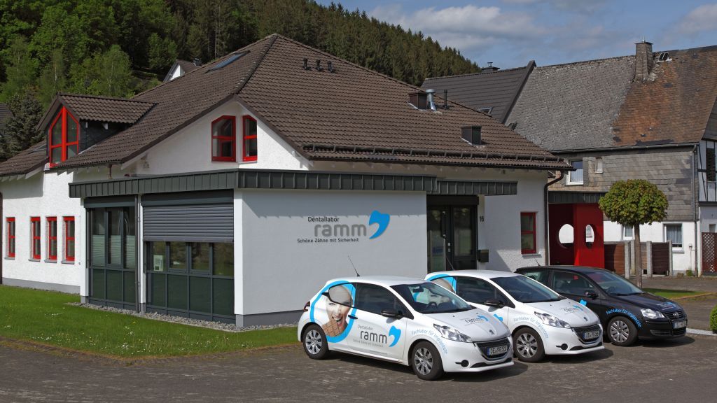 Zahntechnikermeister Philipp Ramm und die Techniker des Dentallabors Ramm in Kickenbach setzen auf modernste Technologie. von FACT-Werbeagentur