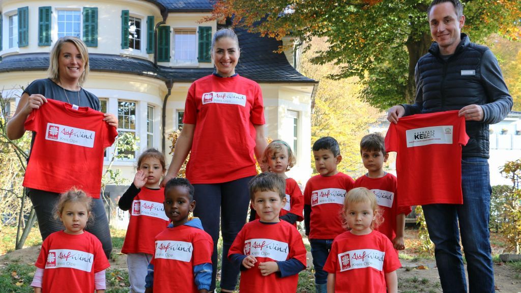 Der Kindergarten Attendorn freute sich über den Besuch von Florian Treude, der die neuen T-Shirts mitbrachte. von privat