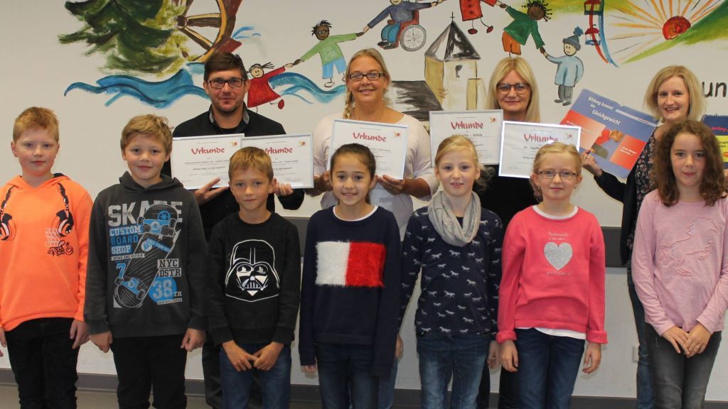 Vertreter der zertifizierten Grundschulen erhielten jetzt ihr Zertifikat. Ansprechpartnerin für das Programm ist Stefanie Kühr (hinten rechts). von privat