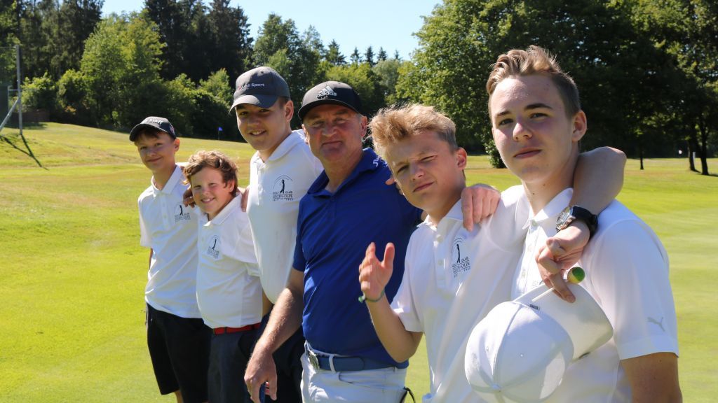 Die Jugendmannschaft gratulierten Robinson zu seinen ersten 15 Jahren im Golfclub Siegen-Olpe. von privat