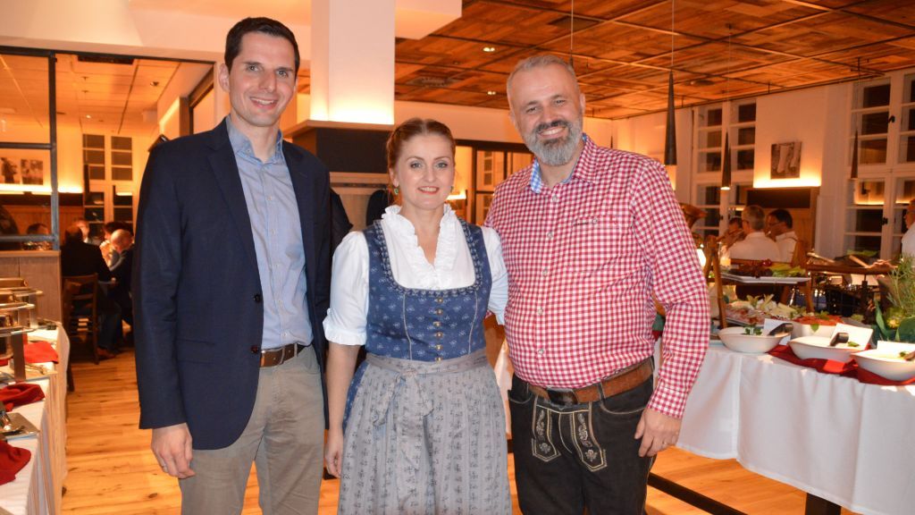 "Wir leben und lieben die Gastronomie", sagten Mentore (Mitte) und Bujar Berisha, hier mit Bürgermeister Christin Pospischil (links). von Barbara Sander-Graetz