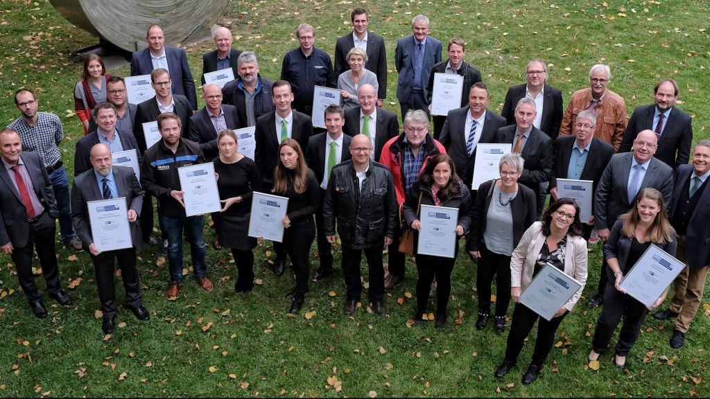 16 Betriebe wurden von der IHK Siegen ausgezeichnet. von IHK Siegen