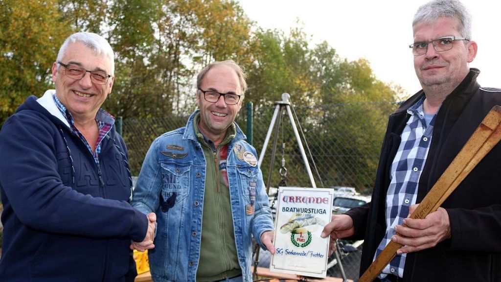 Herbert Schmidt-Holthöfer (links) nimmt die Glückwünsche und Udo Metten (rechts) die Urkunde von Staffelleiter Dirk Potthöfer (Mitte) entgegen. von privat