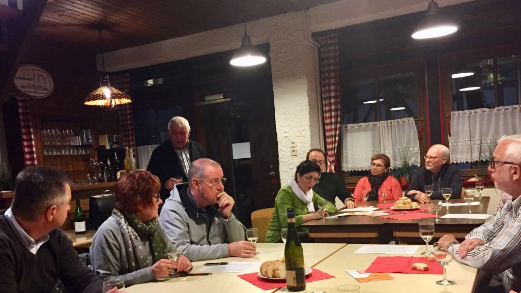 Bei der SPD-Weinprobe verköstigten die Teilnehmer acht verschiedene Weine. von privat