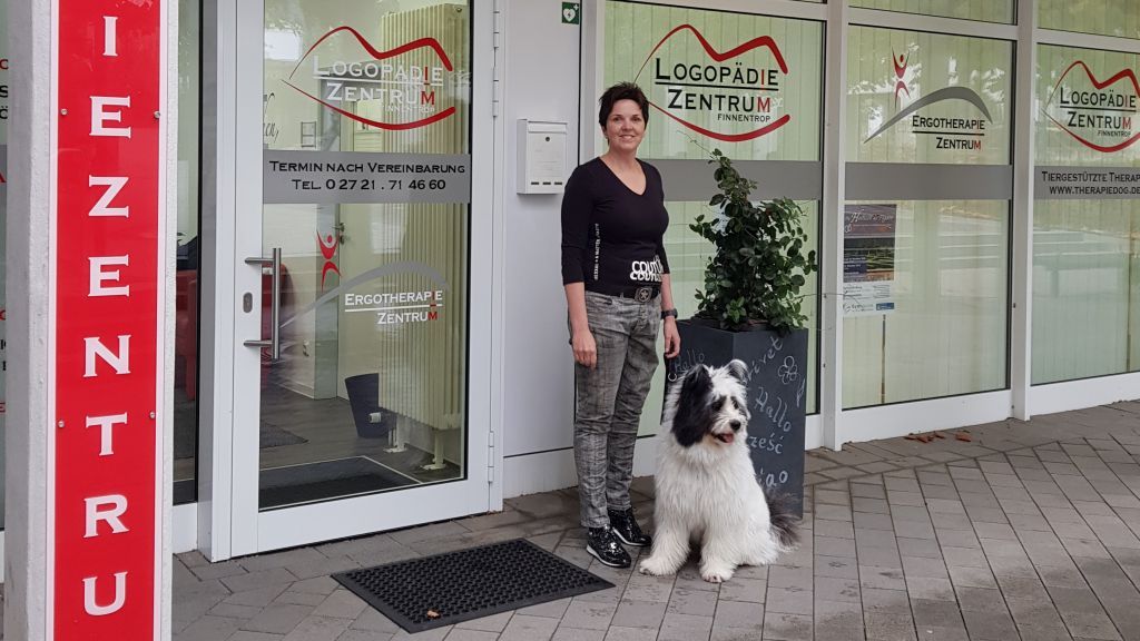 Bianca Hartelt mit Therapiehund Gordon. von privat