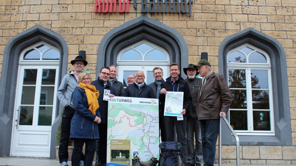 Freuen sich auf viele Wanderfreunde bei der Eröffnung am Samstag, 3. November: Vertreter der ARGE Grevenbrück aktiv, des Heimatvereins und der Stadtverwaltung Lennestadt. von privat