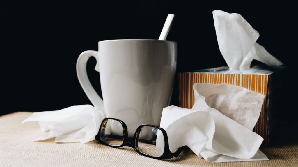 Apotheken können mit hilfreichen Mitteln gegen eine lästige Erkältung helfen. von Symbol Kelly Sikkema on Unsplash