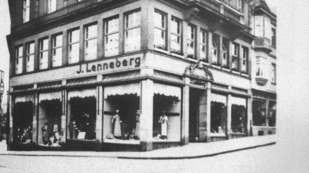 Das Wohn- und Geschäftshaus Lenneberg: Die jüdischen Inhaber waren Opfer des Pogroms und wurden 1938 zum Verkauf gezwungen, 1939 emigrierte die Familie in die USA. von Stadt Olpe