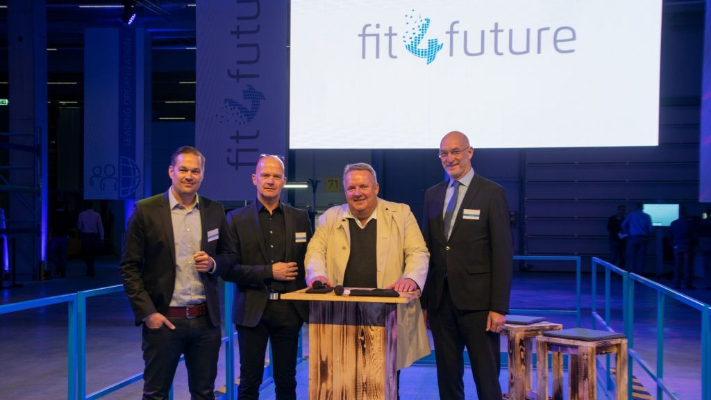 Tim Hofmann (CEO), Thomas Kotthoff (Architekt), Wolfgang Schmidt (Inhaber) und Bürgermeister Stefan Hundt (von links) weihten das neue Logistik-Zentrum offiziell ein. von Christine Schmidt