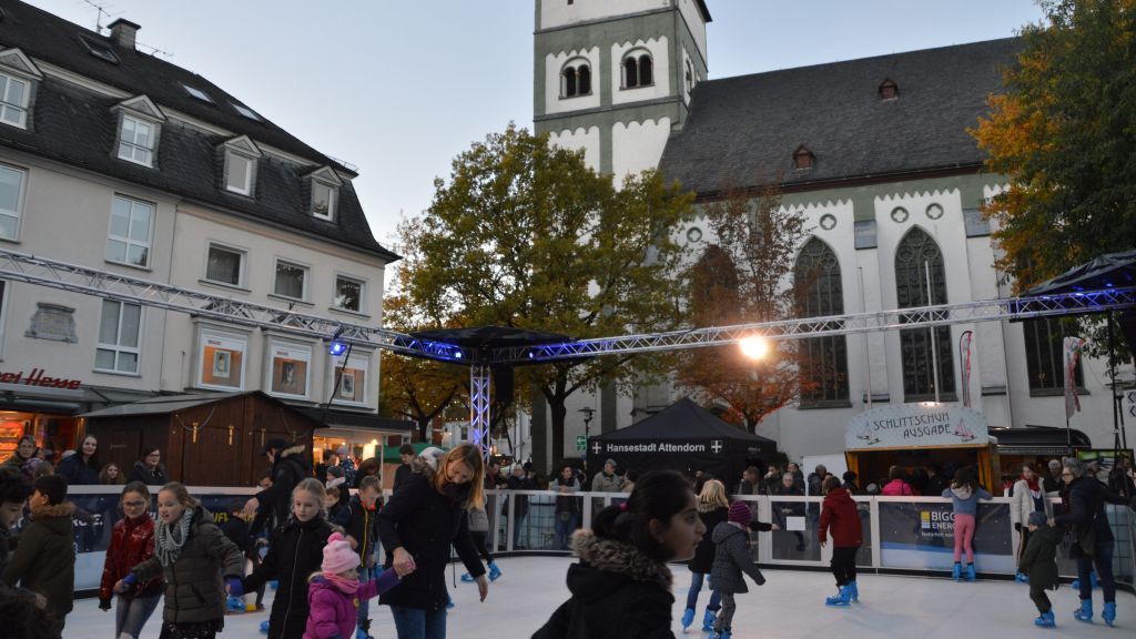 Die Eisbahn auf dem Martinimarkt im Schatten des Sauerländer Doms. von Barbara Sander-Graetz