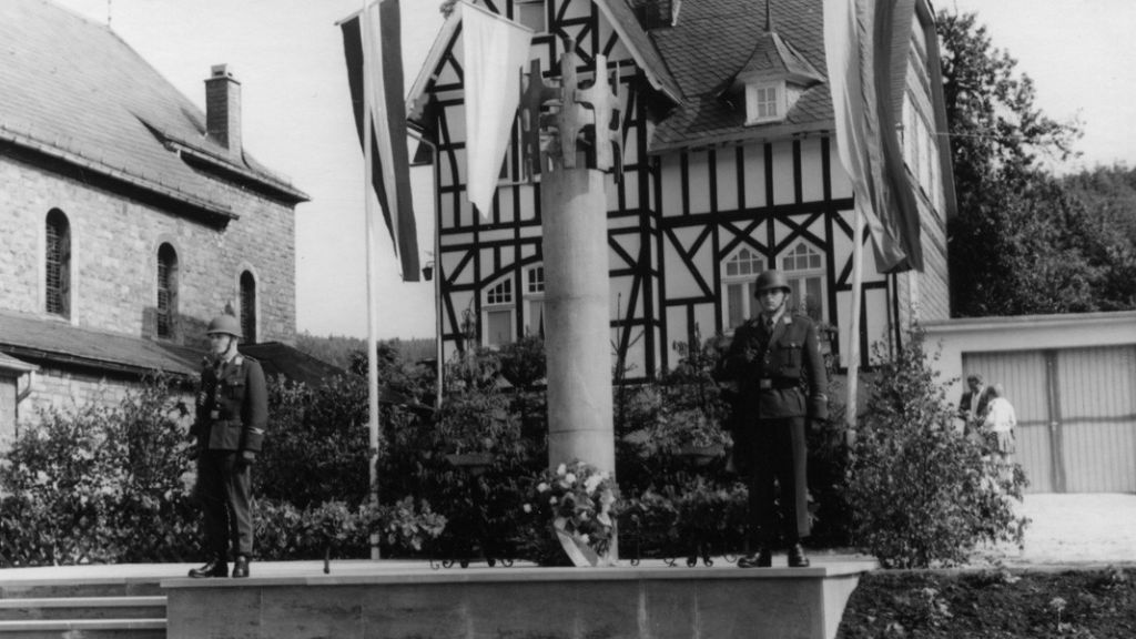 1967 wurde das Ehrenmal in Oberveischede eingeweiht. von privat
