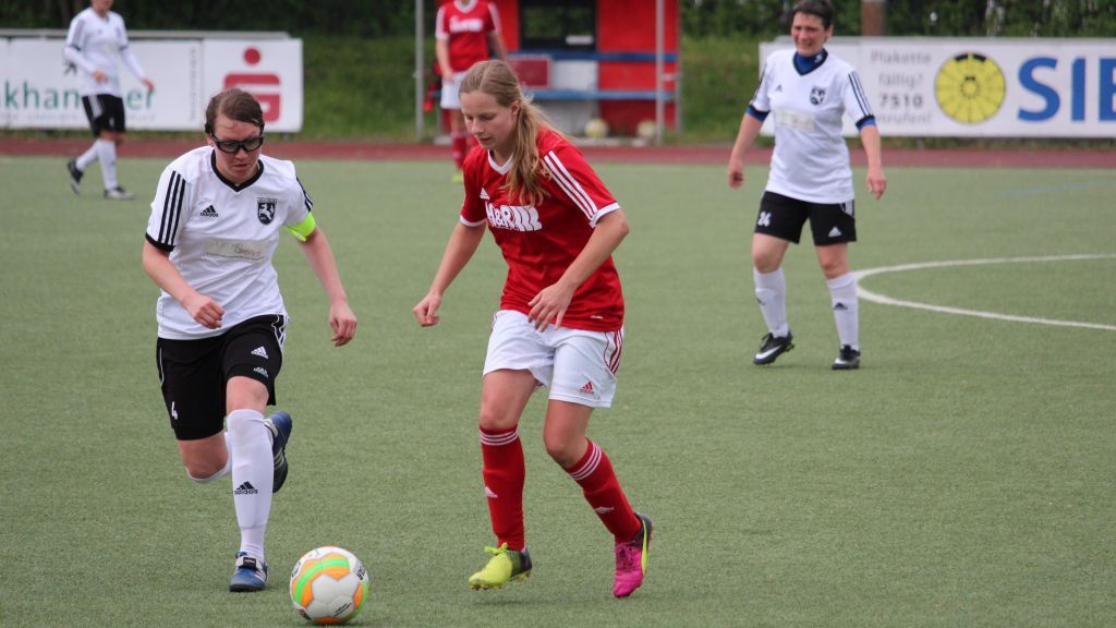 Der FC Finnentrop (rote Trikots) ist in das Halbfinale des Kreispokals der Frauen eingezogen. von privat