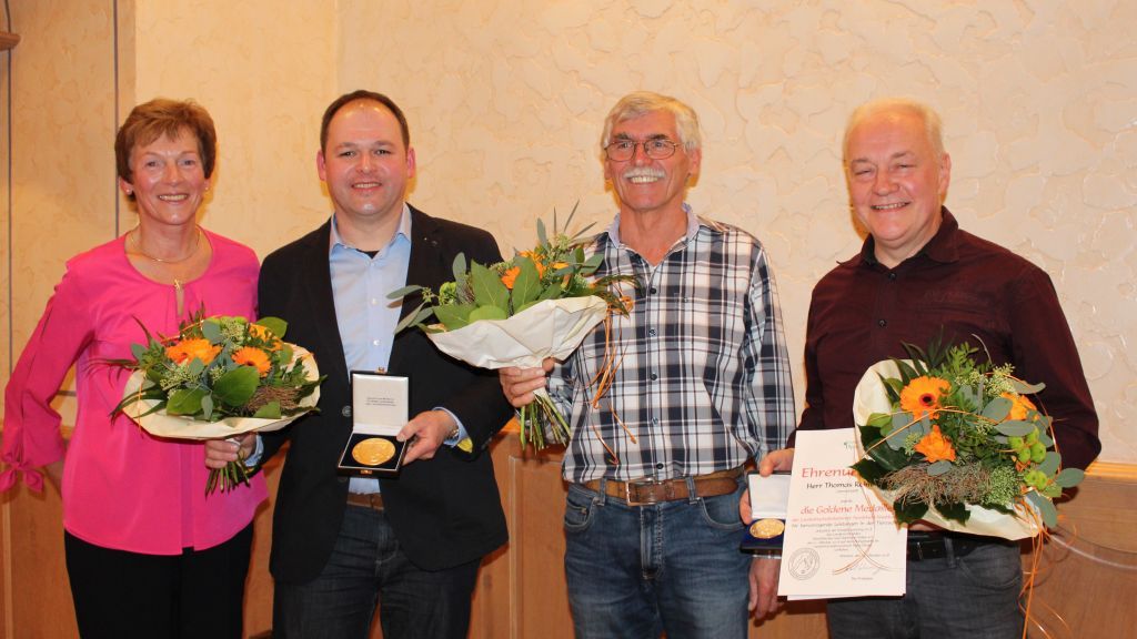 Margret Cordes, Vorsitzende des Kreisimkerverbands Olpe, gratuliert (von links) Christian Erwes, Konrad Püttmann und Thomas Reinwarth. von privat
