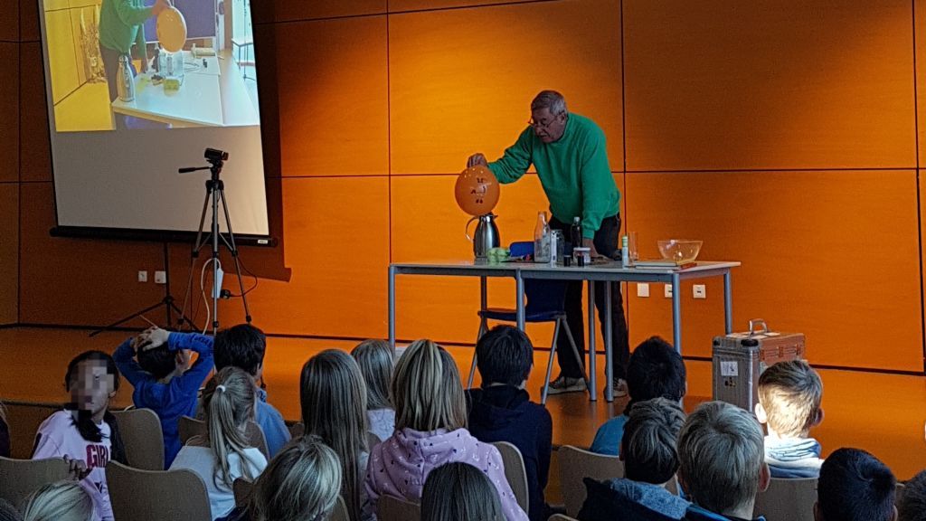 Christoph Biemann aus der "Sendung mit der Maus" zeigte den Viertklässlerin, wie spannend Unterricht an der Sekundarschule sein kann. von Sekundarschule Olpe-Drolshagen