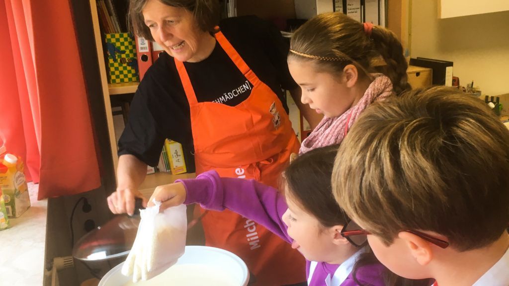 Landfrau Hildegard Hansmann-Machula erklärt den Schülern, worauf es beim Kochen von Milchreis ankommt. von Sven Prillwitz