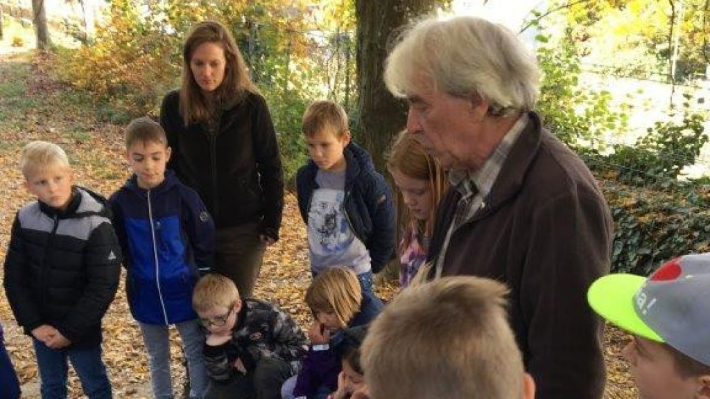 Wald statt Schulbank: Schüler der St. Nikolaus-Grundschule in Grevenbrück erhielten jetzt Unterricht durch Jäger. von privat