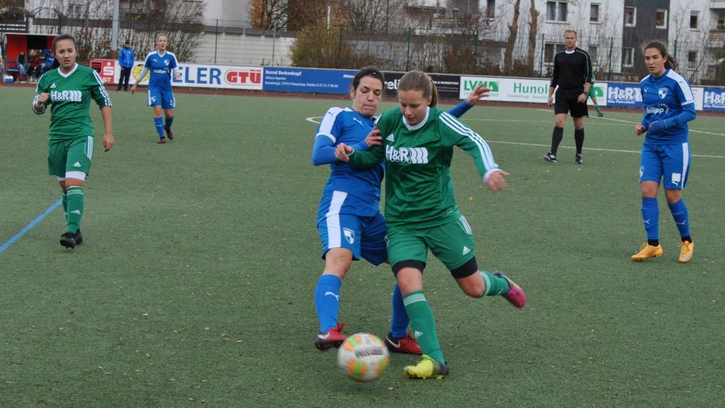 Vanessa Dasberg (rechts) im Zweikampf mit Gästespielerin Katharina Lauer. von privat