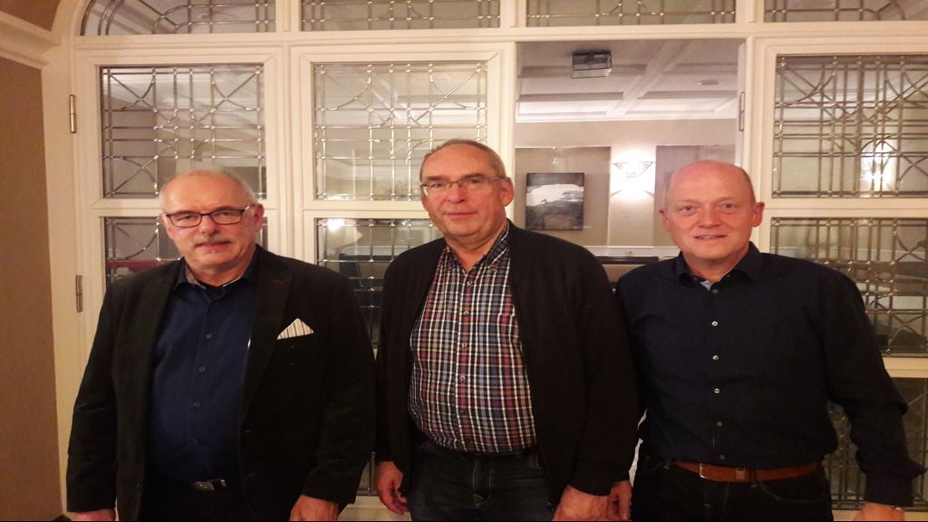 Der Vorsitzende Rolf Fassbender (links) dankte Heiner Albus (Mitte) und beglückwünschte gleichzeitig Christian Falk. von privat