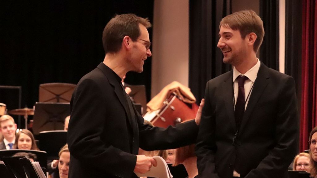 Komponist Raik Weidemann (rechts) und Dirigent Ulrich Schmidt bei dem Konzert in Bad Fredeburg. von Kathrin Klein