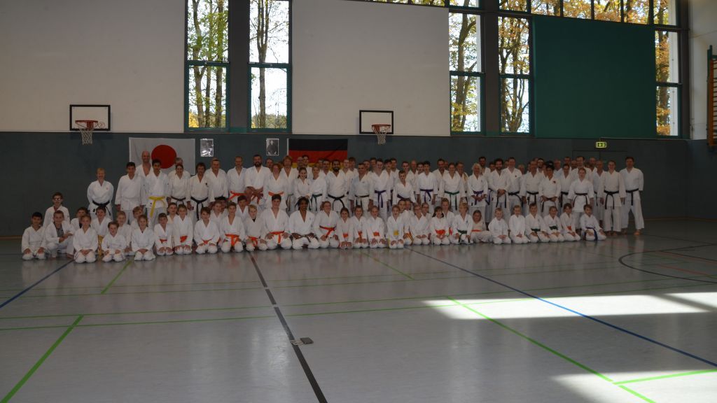Auf dem Foto die Teilnehmer des Lehrgangs mit Meister Chees in der Mitte sitzend. von privat