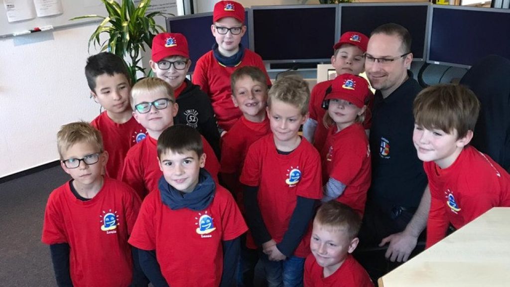Die „Löschkids“ der Freiwilligen Feuerwehr der Gemeinde Wenden besuchten jetzt die Kreisleitstelle in Olpe. von privat