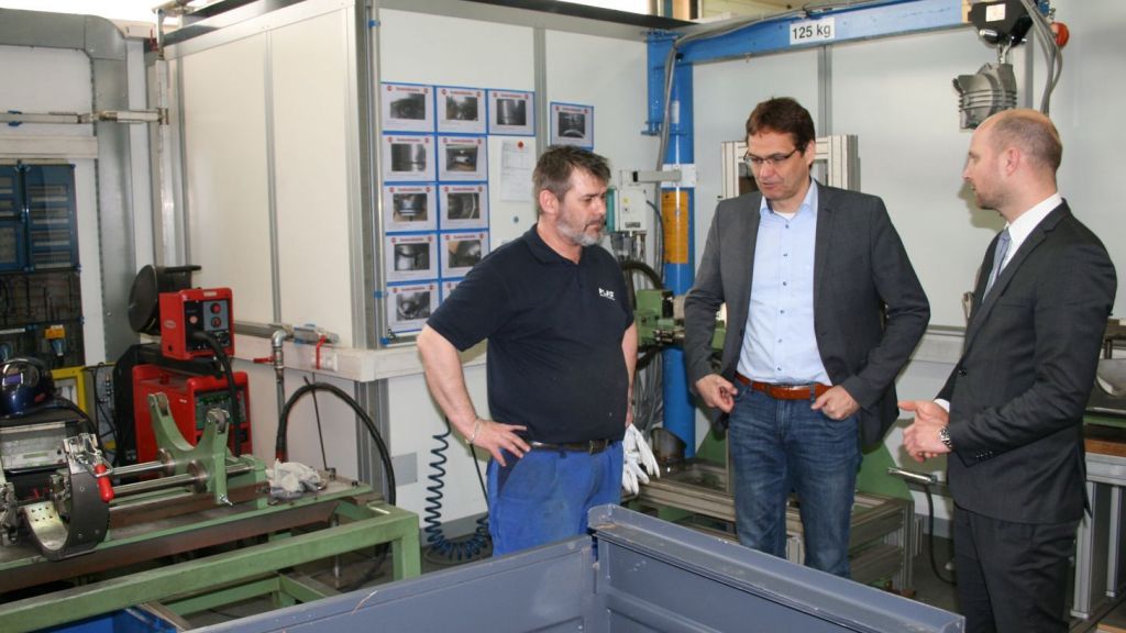 Peter Liese (Mitte) bei der Firma HJS Emission Technology GmbH & Co. KG in Menden. von Europabüro