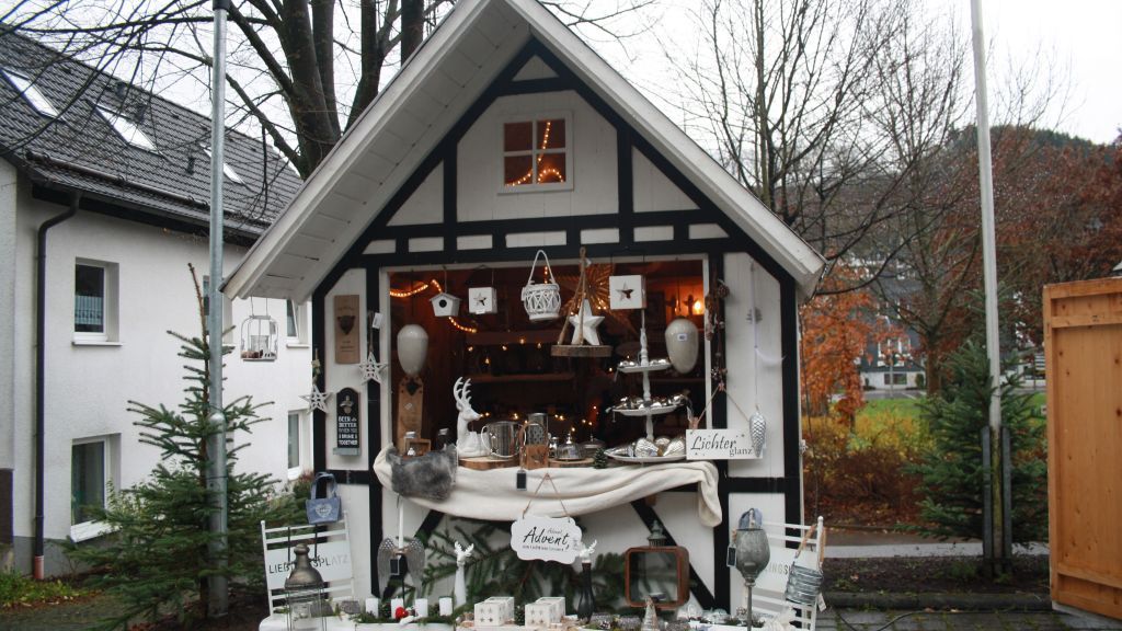 Urige Hütten laden zum Verweilen auf dem Bilsteiner Weihnachtsmarkt ein. von privat
