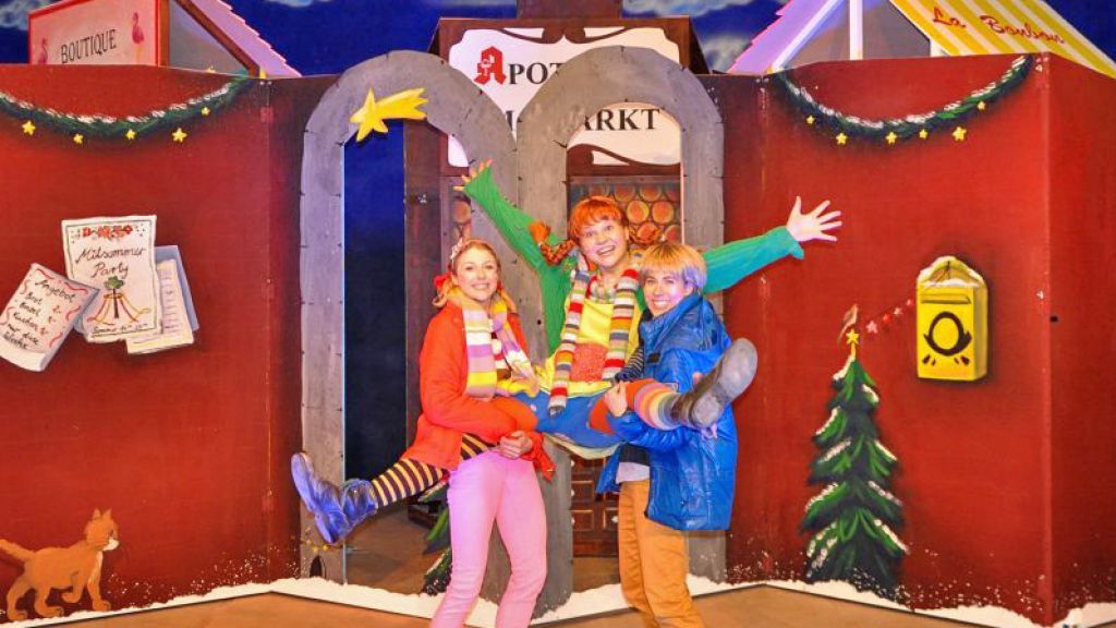 Pippi und ihre Freunde freuen sich auf viele Familien, die in der Olper Stadthalle zusehen, wie der Weihnachtsbaum geplündert wird. von TheateraufTour_grafinStefanieVolkmar