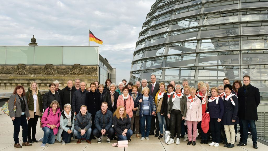50 Teilnehmer aus dem Sauerland folgten Matthias Heiders Einladung nach Berlin. von Bundesregierung / Atelier Schneider