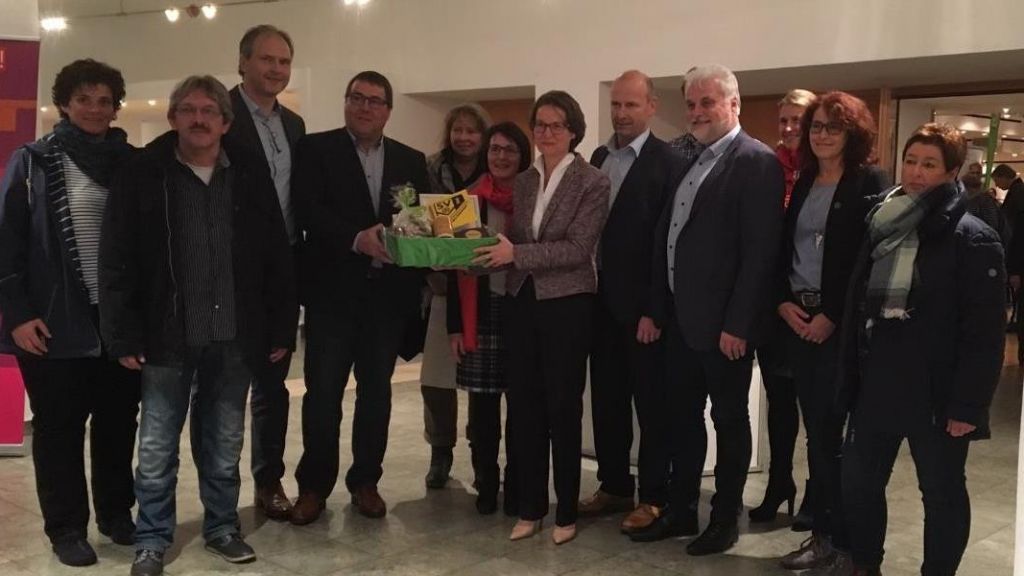 Eine Delegation des SVW sowie Bürgermeister Andreas Reinéry dankten Ina Scharrenbach für ihre Unterstützung. von privat