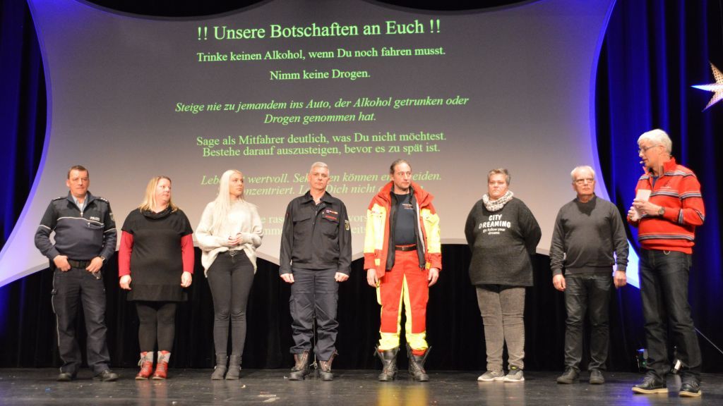 Der "Crash Kurs NRW" in Attendorn hat rund 450 Schüler beeindruckt. Veranstalter war die Polizei. von Barbara Sander-Graetz