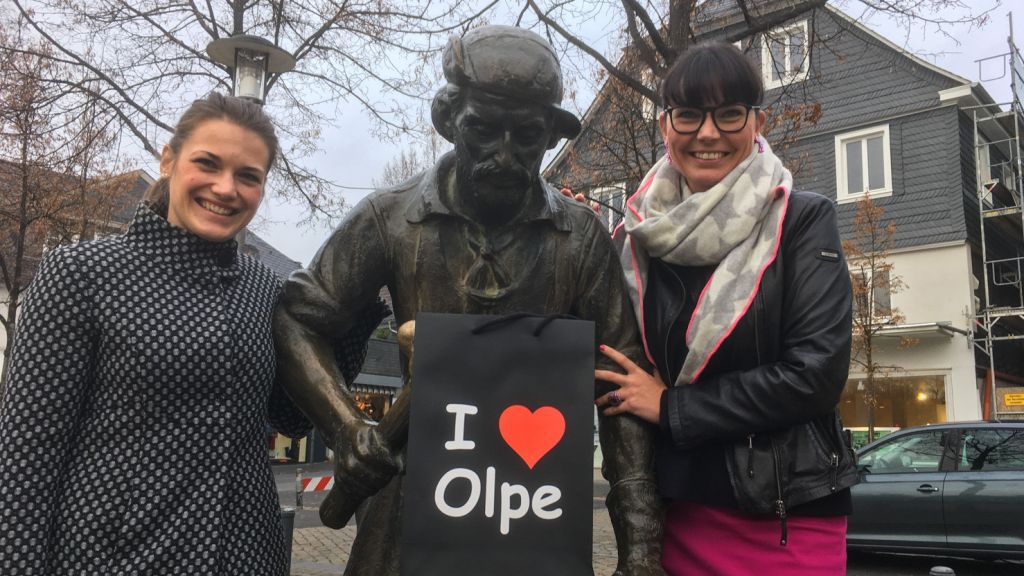 Tatjana Schefers (rechts) gibt den Posten der Geschäftsführerin bei "Olpe Aktiv" an Klarissa Hoffmann ab. von Sven Prillwitz