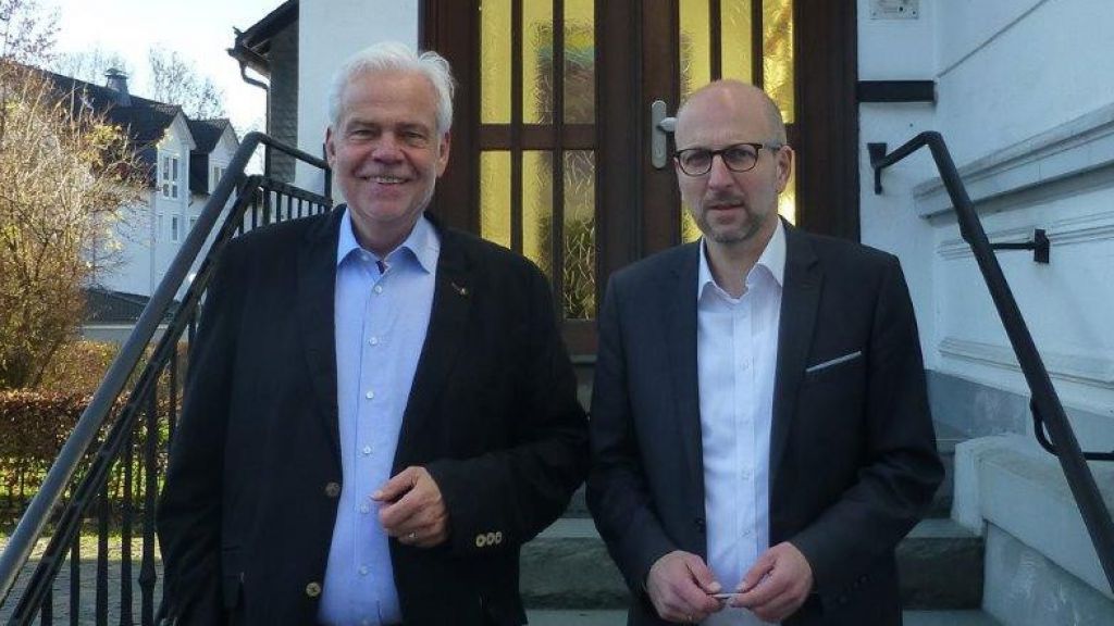 Werner Kruk (links) freut sich auf seine neue Aufgabe als Rentenberater in Drolshagen. von privat