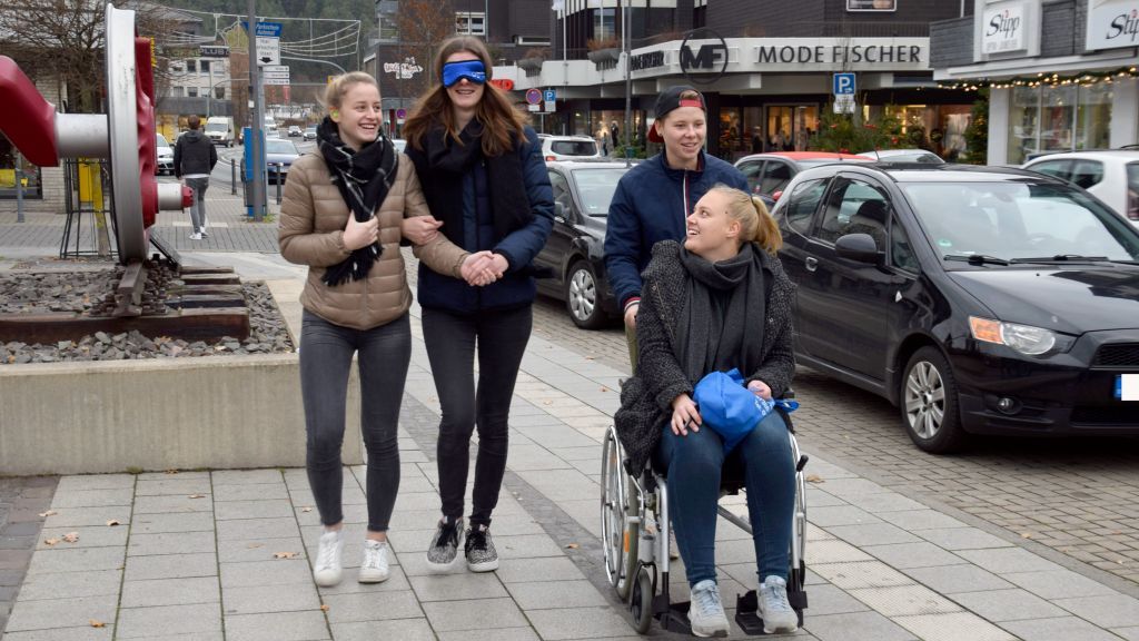 Die vier Mädels testeten in Altenhundem, welche Hürden man  als Mensch mit Behinderung meistern muss. von Christine Schmidt