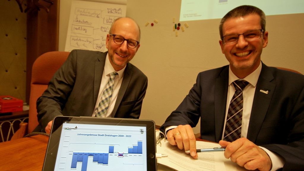 Bürgermeister Ulrich Berghof (links) und Kämmerer Rainer Lange stellten am Donnerstagabend den Haushaltsentwurf 2019 vor. Stolz verwiesen sie darauf, dass die haushalte seit 2016 ausgeglichen sind. von Rüdiger Kahlke